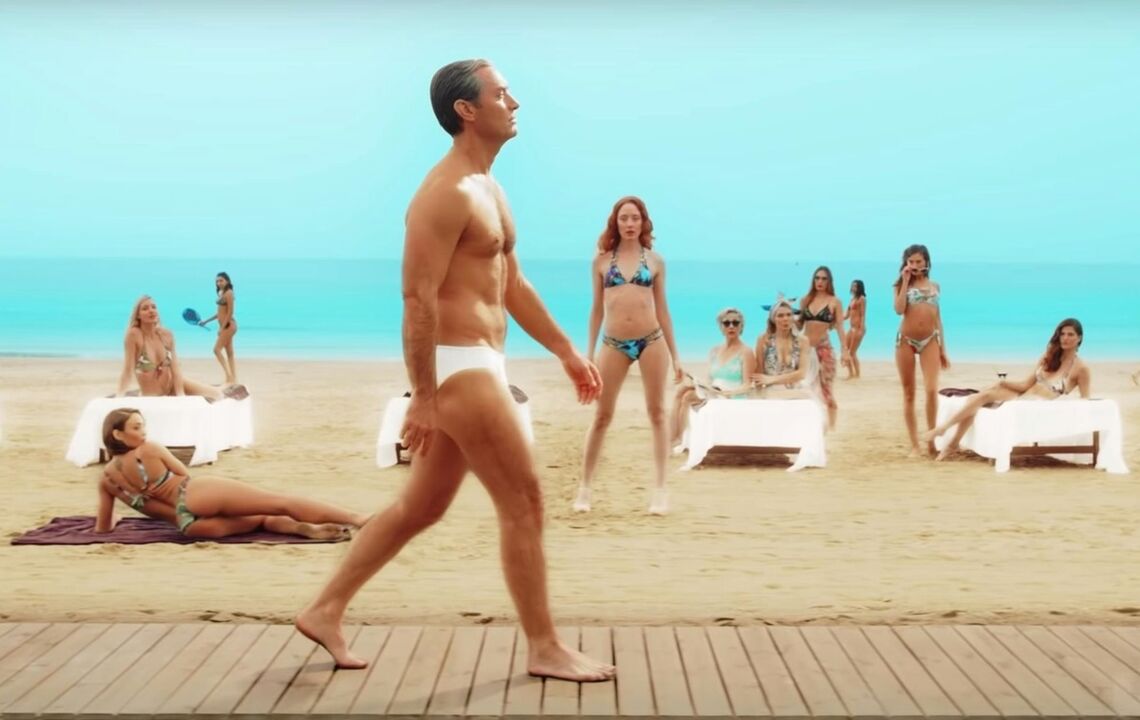 The girls on the beach looked at a man who expanded his penis